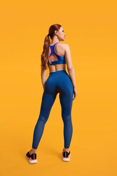 Junge Frau Sportbekleidung Auf Gelbem Hintergrund Rückseite — Stockfoto