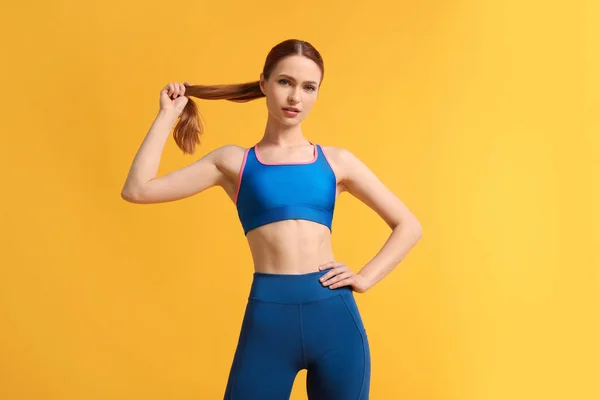 Junge Frau Trägt Sportbekleidung Auf Gelbem Hintergrund — Stockfoto