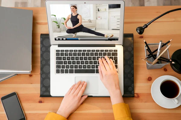 Женщина Смотрит Утренние Упражнения Видео Ноутбуке Столом Вид Сверху — стоковое фото