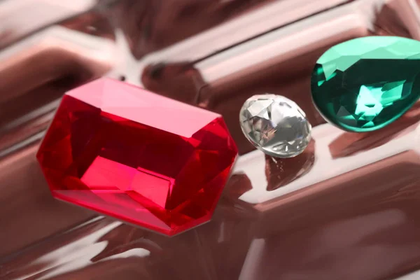 Renkli Ayna Yüzeyinde Mücevher Için Farklı Güzel Taşlar Yakın Plan — Stok fotoğraf