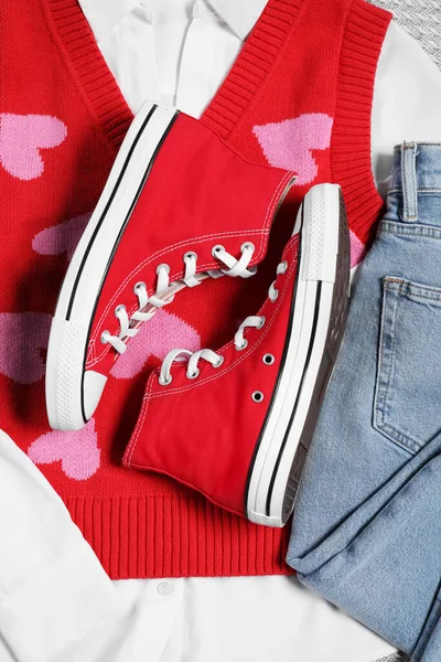 Een Paar Stijlvolle Rode Sneakers Kleding Platte Lay — Stockfoto