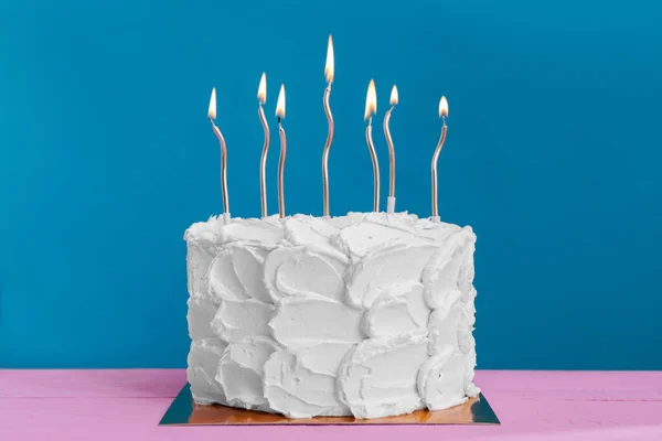 분홍색 촛불을 맛있는 케이크 — 스톡 사진