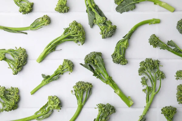 Brokolini Mentah Segar Atas Meja Putih Berbaring Datar Makanan Sehat — Stok Foto