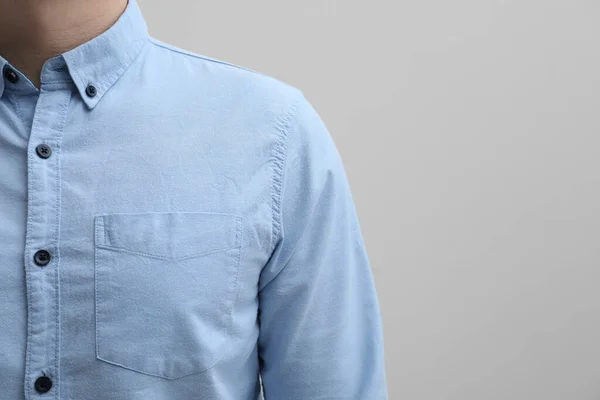 Man Bär Ren Skjorta Vit Bakgrund Närbild Plats För Text — Stockfoto
