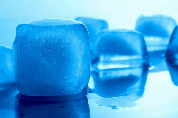 Cubos Hielo Cristalinos Sobre Fondo Azul Claro Primer Plano Efecto —  Fotos de Stock