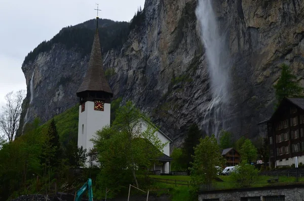 Blick Auf Schöne Kirche Häuser Und Wasserfall Den Bergen — Stockfoto