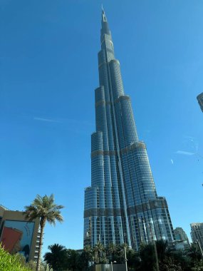 Dubai, Birleşik Arap Emirlikleri - 2 Mayıs 2023: Mavi gökyüzü altındaki Burj Halife 'nin güzel manzarası