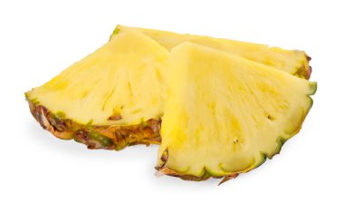 Lezzetli olgun ananas dilimleri beyaz üzerine izole edilmiş.