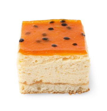 Beyaz arka planda reçelli cheesecake.