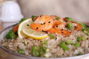 Lezzetli pirinç, karides ve sebzeler kasede, yakın plan.