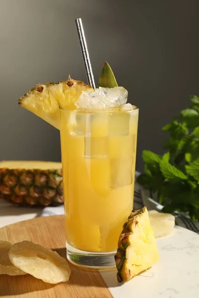Leckerer Ananas Cocktail Mit Eiswürfeln Und Köstlichen Früchten Auf Dem — Stockfoto