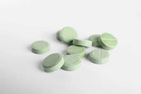 Molte Pillole Verde Chiaro Isolato Bianco — Foto Stock