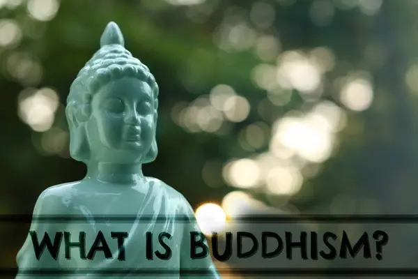Estatua Decorativa Buda Texto Qué Budismo Sobre Fondo Borroso — Foto de Stock