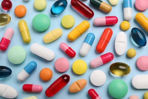 Sok Különböző Tabletták Világoskék Háttér Lapos Feküdt — Stock Fotó