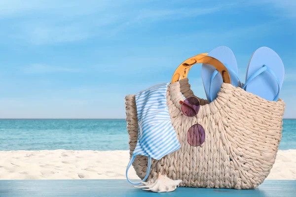 Bolsa Con Bikini Accesorios Soleada Playa Del Océano Espacio Para —  Fotos de Stock