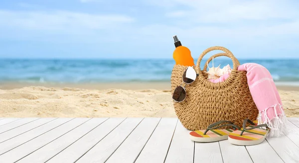 Vacanze Estive Borsa Con Crema Solare Accessori Sulla Spiaggia Soleggiata — Foto Stock