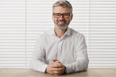 Mutlu adamın evde görüntüsü var, web kamerasından görüntüsü