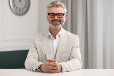 Mutlu adamın evde görüntüsü var, web kamerasından görüntüsü