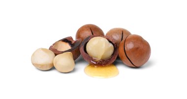 Lezzetli organik Macadamia fındıkları beyaza izole edilmiş.
