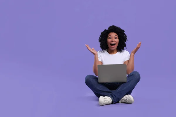Mujer Joven Emocional Usando Portátil Sobre Fondo Púrpura Espacio Para — Foto de Stock