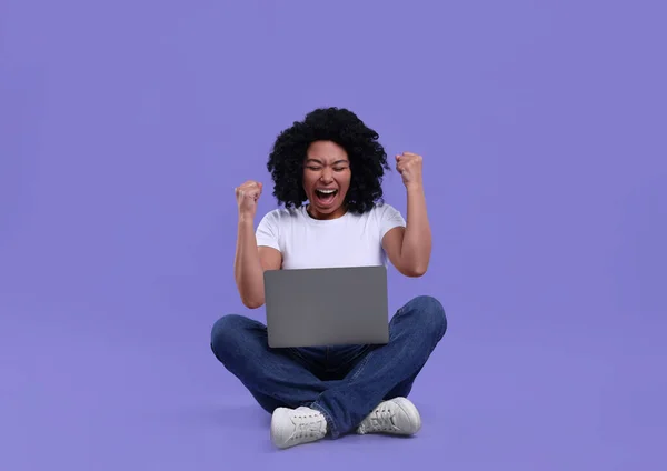 Emocional Joven Mujer Usando Ordenador Portátil Sobre Fondo Púrpura — Foto de Stock