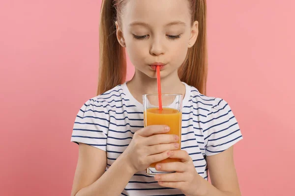 Κοριτσάκι Πίνει Φρέσκο Χυμό Ροζ Φόντο — Φωτογραφία Αρχείου