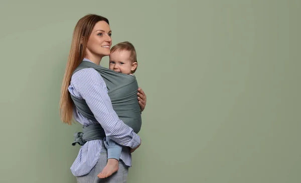 Mor Som Håller Sitt Barn Babyfolie Olivbakgrund Plats För Text — Stockfoto