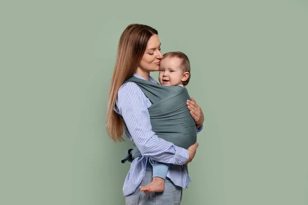 Mor Håller Sitt Barn Baby Wrap Oliv Bakgrund — Stockfoto