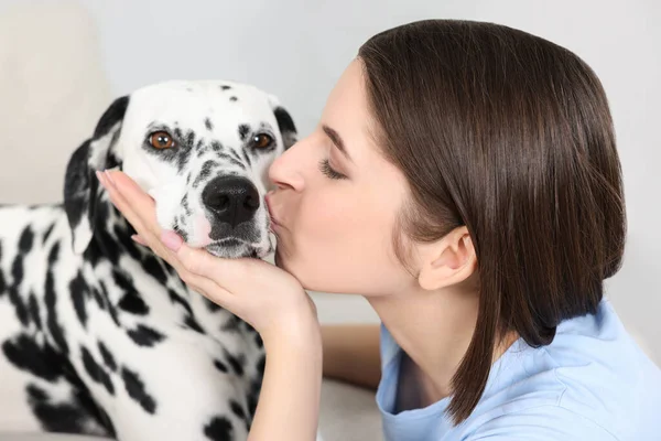 Hermosa Mujer Besando Adorable Perro Dálmata Interior Primer Plano Hermosa —  Fotos de Stock