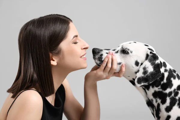 Mooie Vrouw Met Haar Schattige Dalmatische Hond Lichtgrijze Achtergrond Heerlijk — Stockfoto