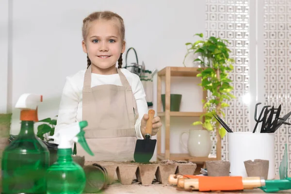 Kleines Mädchen Das Holztisch Haus Erde Torftöpfe Gießt Gemüsesamen Anbauen — Stockfoto