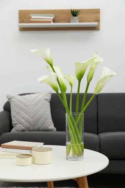 Красивые Калла Лилия Цветы Стеклянной Вазе Коробки Книги Белом Столе — стоковое фото