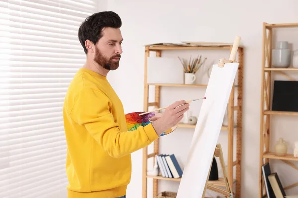Man Painting Studio Using Easel Hold Canvas — Stock Photo, Image