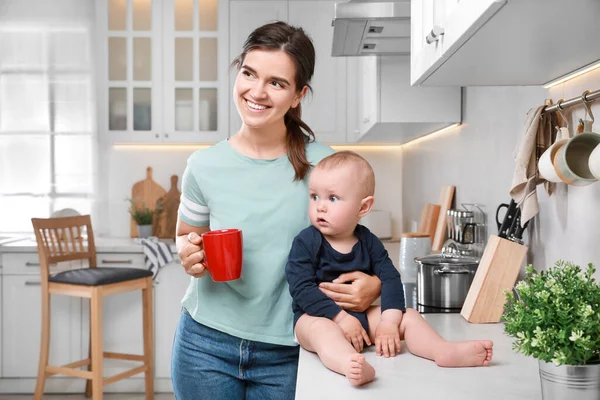 Jovem Feliz Seu Bebê Pequeno Bonito Passar Tempo Juntos Cozinha — Fotografia de Stock