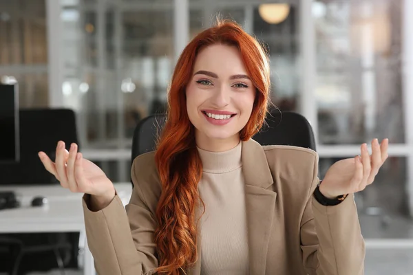 Mujer Feliz Teniendo Videollamada Oficina Vista Desde Cámara Web — Foto de Stock