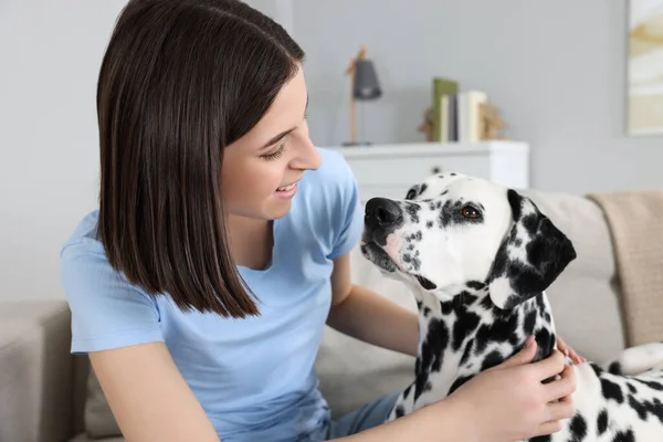 Mooie Vrouw Met Haar Schattige Dalmatische Hond Binnen Heerlijk Huisdier — Stockfoto