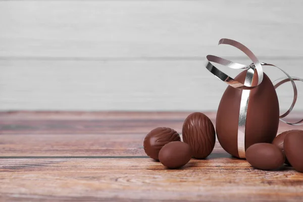 Цілі Смачні Шоколадні Яйця Дерев Яному Столі Простір Тексту — стокове фото