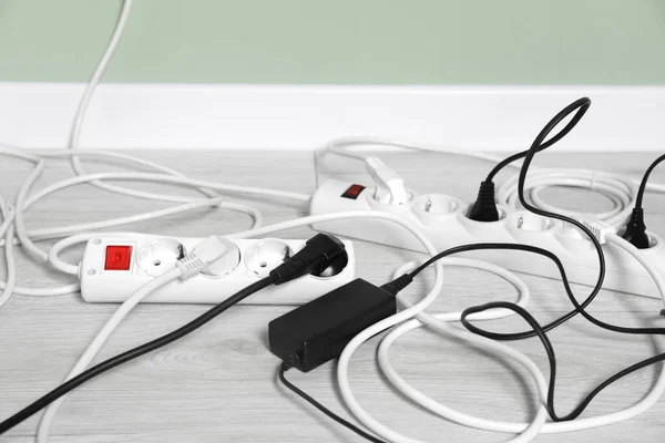 Beyaz Zemin Üzerinde Farklı Elektrik Prizleri Olan Elektrik Şeritleri Kapalı — Stok fotoğraf