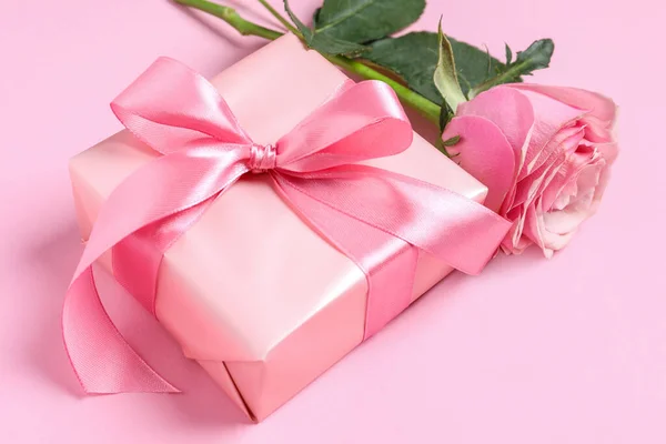 Подарункова Коробка Красива Квітка Троянди Рожевому Фоні Крупним Планом — стокове фото