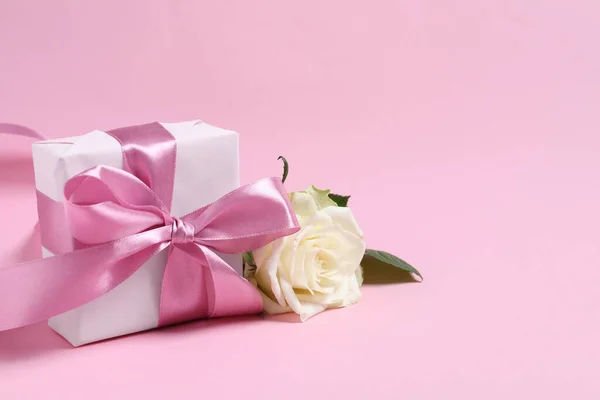 Caixa Presente Bela Flor Rosa Fundo Rosa Espaço Para Texto — Fotografia de Stock