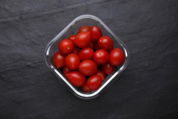Recipiente Vidro Com Tomates Cereja Frescos Mesa Preta Vista Superior — Fotografia de Stock
