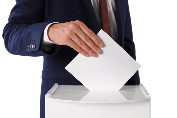 クローズ アップ ホワイト バック グラウンドに投票箱に自分の一票を入れて男 — ストック写真