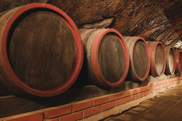 Nombreux Tonneaux Vin Stockés Sur Étagère Dans Cave — Photo