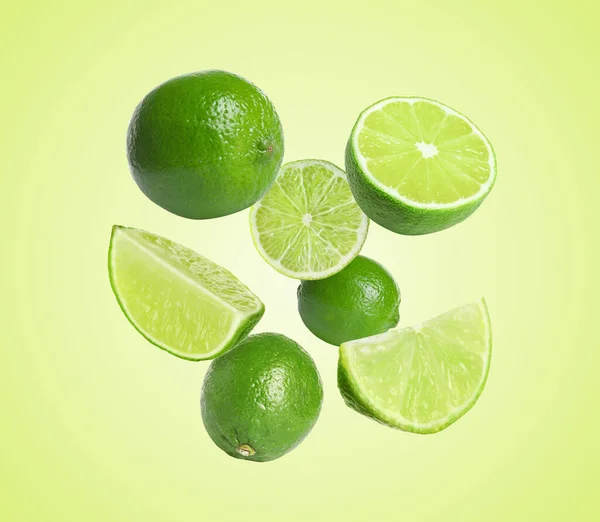 Verse Limoenvruchten Groene Gele Achtergrond — Stockfoto