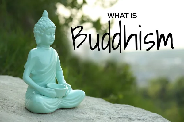 Декоративна Статуя Будди Камені Відкритому Повітрі Текст Таке Буддизм — стокове фото