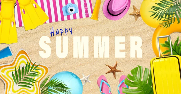快乐的夏天 在不同的海滩配饰 绿叶和沙袋的框架内 大学校园设计 — 图库照片