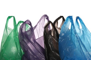Beyaz arka planda birçok farklı plastik torbalar