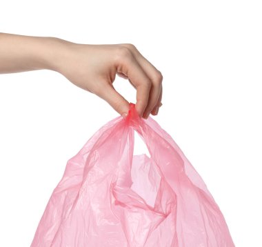 Beyaz arka planda pembe plastik çanta taşıyan kadın, yakın plan.