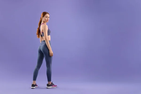 Junge Frau Sportkleidung Auf Violettem Hintergrund Platz Für Text — Stockfoto