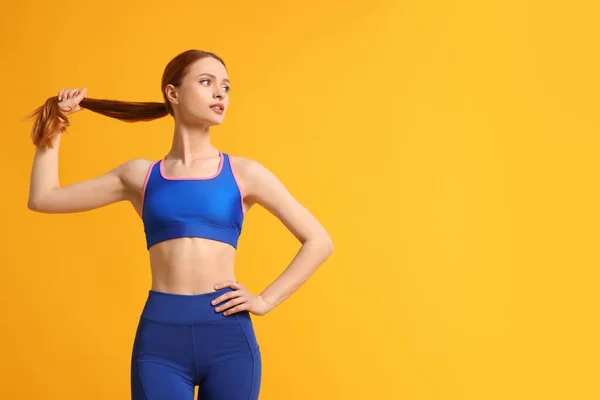 Junge Frau Sportkleidung Auf Gelbem Hintergrund Platz Für Text — Stockfoto